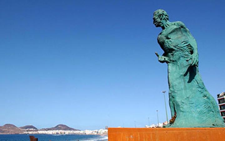 Escultura de Alfredo Kraus junto al Auditorio al que da nombre