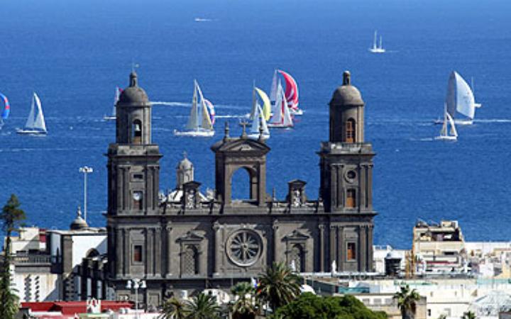 Catedral de Santa Ana con barcos al fondo