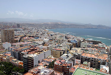 Vista de la ciudad con el mar al fondo