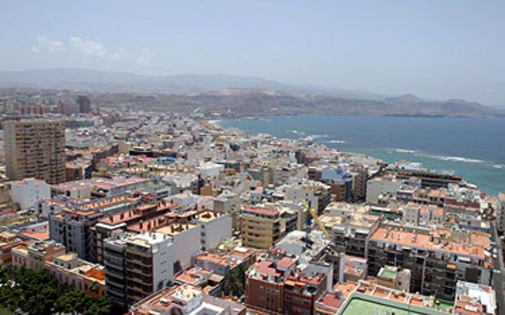 Vista de la ciudad con el mar al fondo