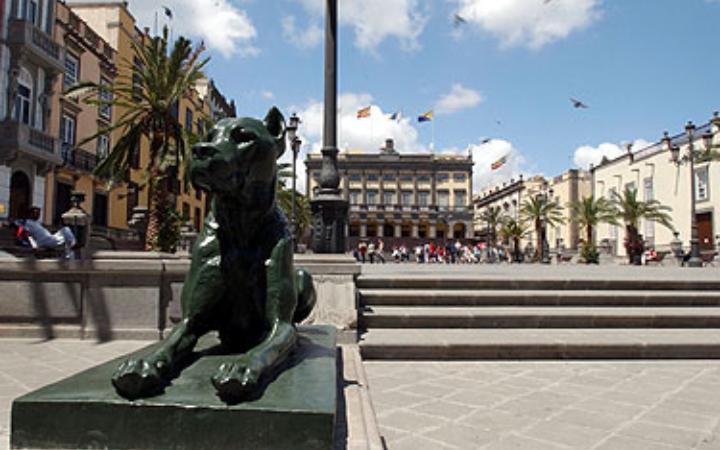 Plaza de Santa Ana con las Casas Consistoriales al fondo