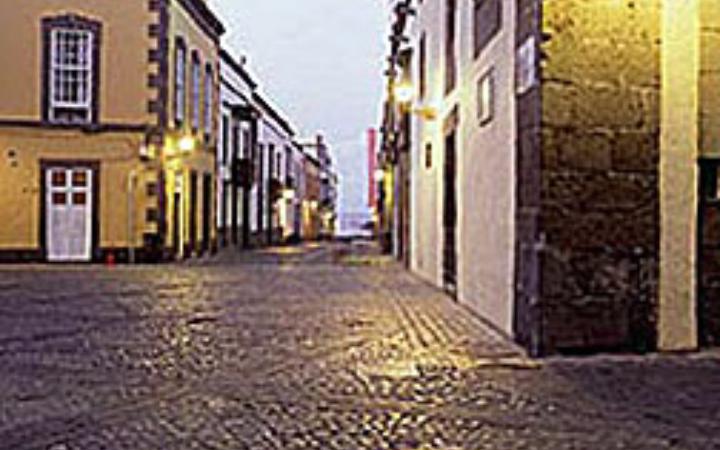 Callejón en Vegueta al atardecer