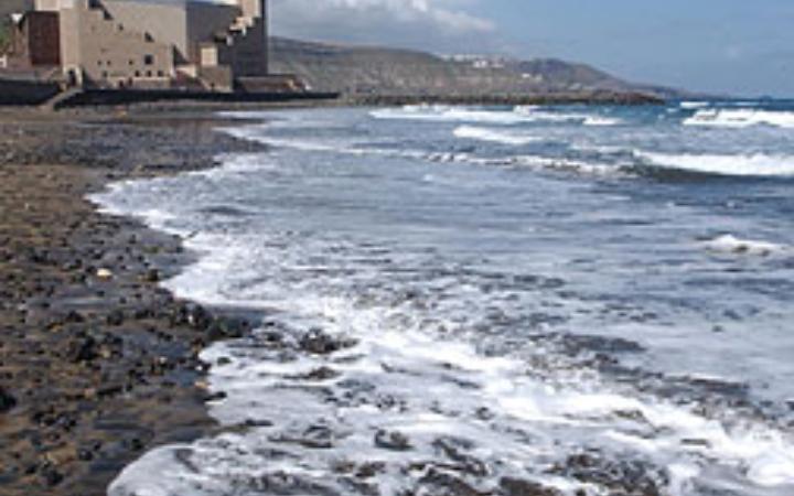 Oleaje en las Canteras con el Auditorio Alfredo Kraus al fondo