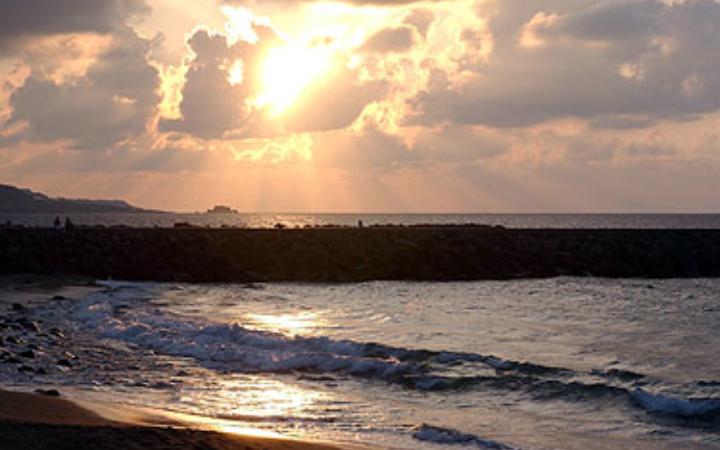 Postal de las Canteras al atardecer