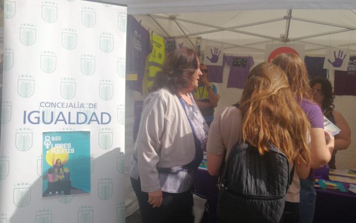La Concejala en el stand Feria por la igualdad del Cabildo de Gran Canaria