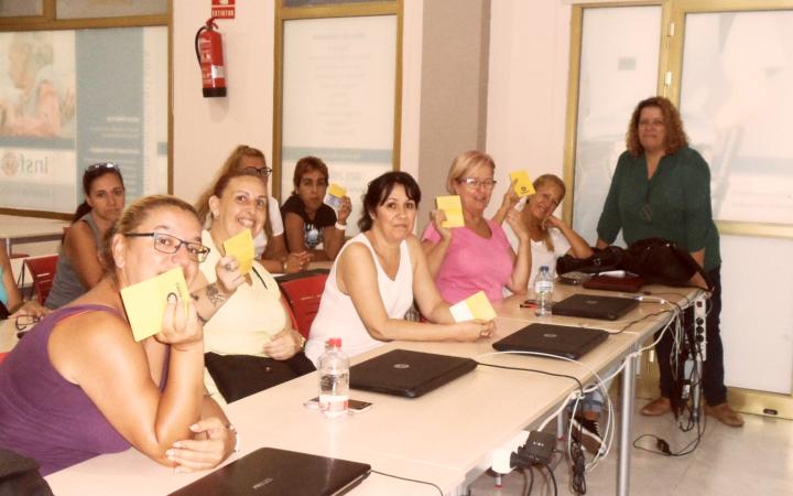 Inicio del curso de Alfabetización Digital de las usuarias del programa Clara. Guaguas Municipales colabora con la cesión de bonos de guaguas a las participantes para la asistencia a la formación de veinte mujeres del Programa, financiado por el IMIO.