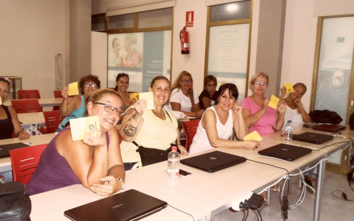 Inicio del curso de Alfabetización Digital de las usuarias del programa Clara. Guaguas Municipales colabora con la cesión de bonos de guaguas a las participantes para la asistencia a la formación de veinte mujeres del Programa, financiado por el IMIO.