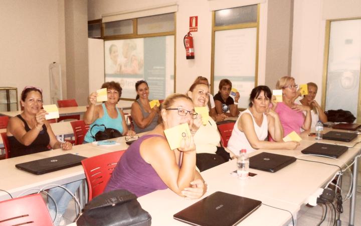 Inicio del curso de Alfabetización Digital de las usuarias del programa Clara. Guaguas Municipales colabora con la cesión de bonos de guaguas a las participantes para la asistencia a la formación de veinte mujeres del Programa, financiado por el IMIO.