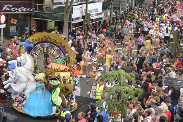 La Reina encabezaba la cabalgata infantil
