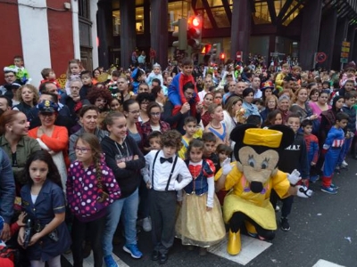 Público junto al Mercado del Puerto
