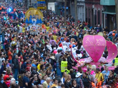 Vista de la cabalgata infantil en la calle Albareda