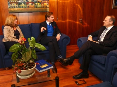 Tilman Kuttenkeuler con el Alcalde y Concejala