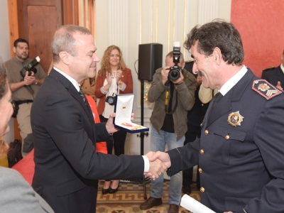 Honores y Distinciones al cuerpo de Bomberos 3
