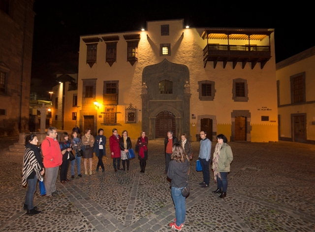 Turistas - visita nocturna Vegueta