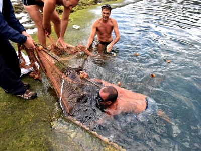 Rescate del chucho que quedó atrapado en las piscinas de La Laja 4