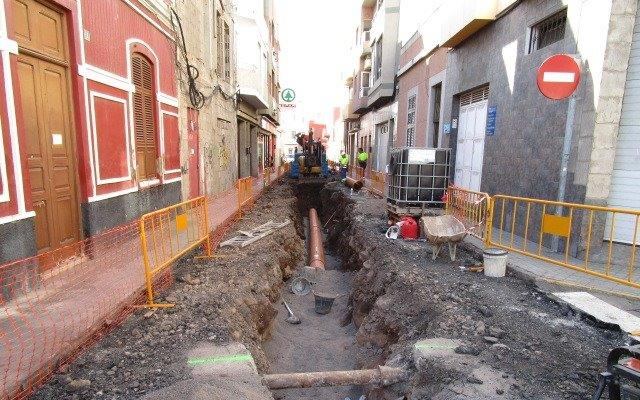 Canalización de saneamiento en la zona alta de La Isleta  1