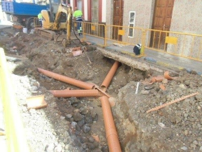 Canalización de saneamiento en la zona alta de La Isleta  2