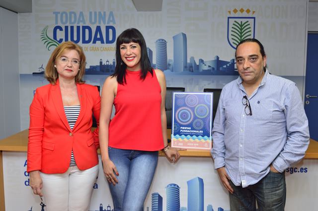 Encarna Galván junto a Yanely Hernández y Germán Arias