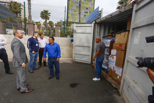 Contenedor con ayuda humanitaria para los afectados por el terremoto de Ecuador