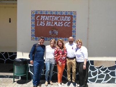 Junto al Cartel del proyecto de Mediación en el Centro Penitenciario de Salto del negro 1