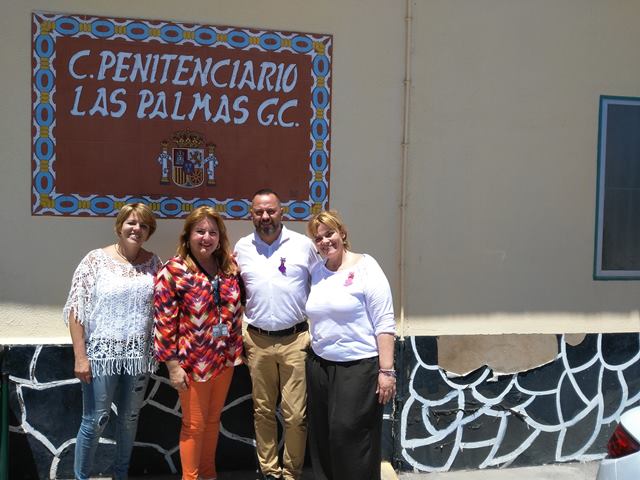 Junto al Cartel del proyecto de Mediación en el Centro Penitenciario de Salto del negro 2