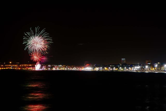 Panorámica de los Fuegos artificiales en las Canteras desde el Auditorio