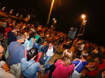 Público en las Canteras una noche de San Juan