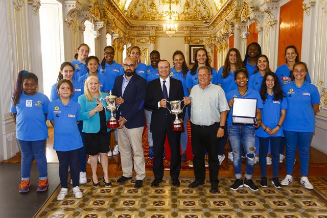 El alcalde y concejal de Deportes junto a las Jugadoras del CB Islas Canarias campeonas de España en categoría cadete