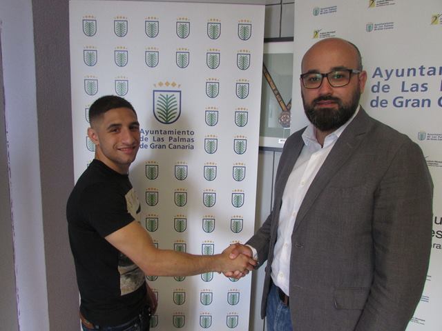 Aridany Romero felicitando al boxeador Samuel Carmona por clasificarse para las Olimpiadas