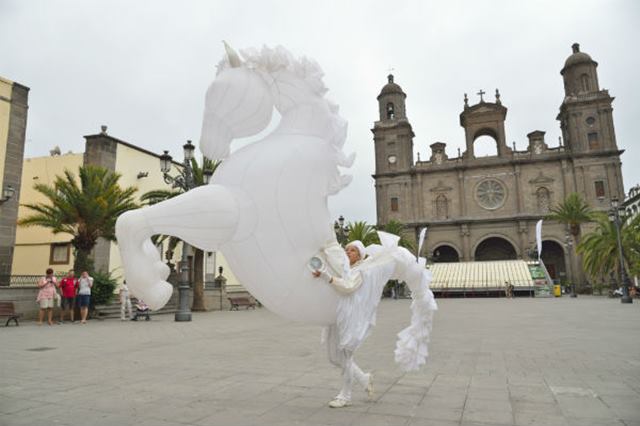 Fiers a cheval, desfile de caballos fantásticos y luminosos de la compañía francesa Des Quidams