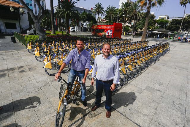 José Eduardo Ramírez junto al director general de Movilidad, Heriberto Dávila, durante la presentación de las nuevas unidades en Santa Catalina