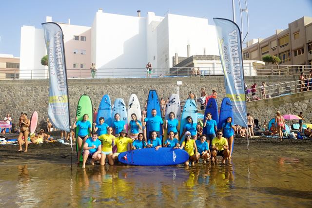 Jóvenes del municipio practican gratuitamente el surf