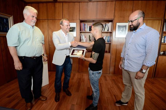 El alcalde felicita al boxeador grancanario Samuel Carmona