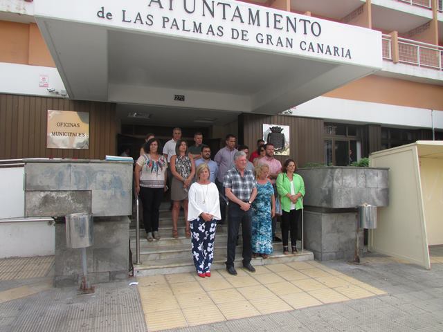 Minuto silencio en la fachada principal de las Oficinas Municipales por la mujer asesinada en Santa Brígida