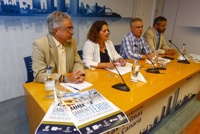 La directora de Seguridad y Presidencia del Ayuntamiento de Las Palmas de Gran Canaria, Eulalia Guerra, el alcalde de Teror, Gonzalo Rosario y otros