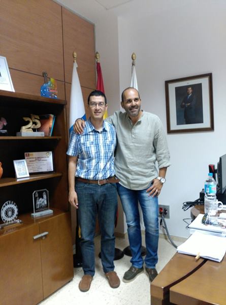 El Concejal junto al artista