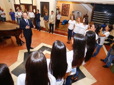 El Alcalde junto a las candidatas a Reina Juvenil de la Fiesta de Los Dolores de Schamann 2016 3
