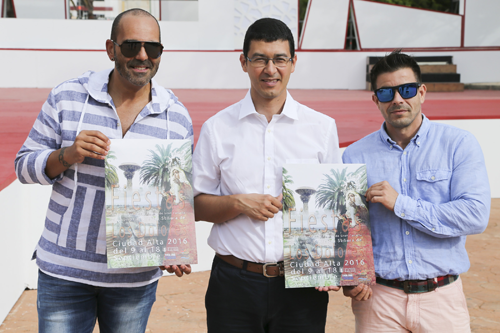 El concejal de Recursos Humanos y del distrito de Ciudad Alta, Mario Regidor, acompañado por el pregonero, el cantante grancanario Gerson Galván, y el presidente de la Comisión de Fiestas, Nauzet Martín.