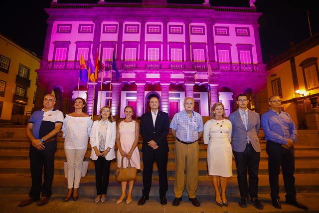 El Ayuntamiento ilumina sus sedes con luces rosas
