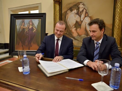 El Ayuntamiento y Endesa renuevan el convenio de cesión del cuadro Mantillas al Museo Néstor 1