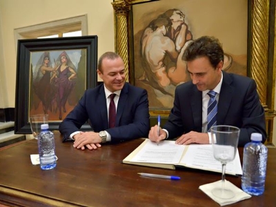 El Ayuntamiento y Endesa renuevan el convenio de cesión del cuadro Mantillas al Museo Néstor 2