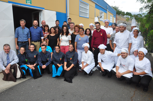 El Concejal de Cohesión Social, Jacinto Ortega, junto a alumnos de Hostelería del Instituto de San Cristóbal