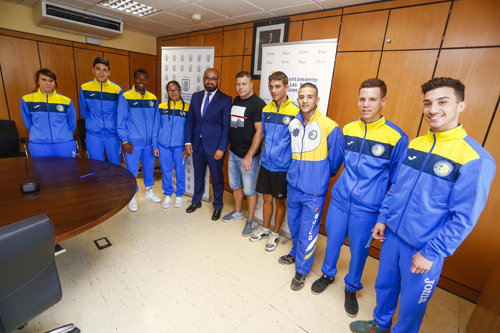 El concejal de Administración Pública, Nuevas Tecnologías y Deportes, Aridany Romero, con los boxeadores grancanarios