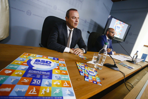 El alcalde Augusto Hidalgo y el concejal Aridany Romero presentando el nuevo Bono Social Deportivo, una iniciativa del Gobierno local para fomentar la cohesión social a través del deporte y los hábitos saludables en la población más vulnerable