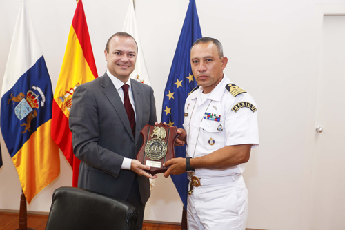 El alcalde de Las Palmas de Gran Canaria, Augusto Hidalgo, junto al comandante capitán de navío, Pedro Mata Cervantes