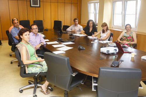 La concejala de Sostenibilidad y Limpieza, Pilar Álvarez, el concejal delegado de Aguas y  Alumbrado, Roberto Santana, y la gerente de la Agencia Local Gestora de la Energía de Las Palmas de Gran Canaria, Lidia Segura, con representes de Ecooo.