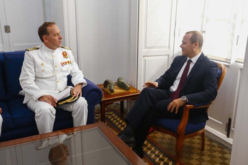 El alcalde de Las Palmas de Gran Canaria, Augusto Hidalgo, junto al capitán de navío Victoriano Gilabert Agote, comandante del buque escuela de la Armada española Juan Sebastián de Elcano.