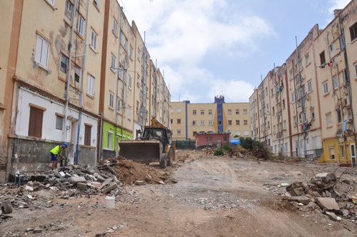 Trabajadores durante la rehabilitación de los patios y edificios de viviendas de Escaleritas