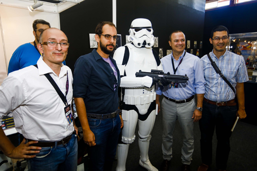 El Alcalde Hidalgo durante la visita al VII Festival Manga y Cómic-Can de Las Palmas de Gran Canaria acompañado por el consejero de insular de Educación y Juventud, Miguel Montero, y el concejal del Distrito Ciuda Alta, Mario Regidor