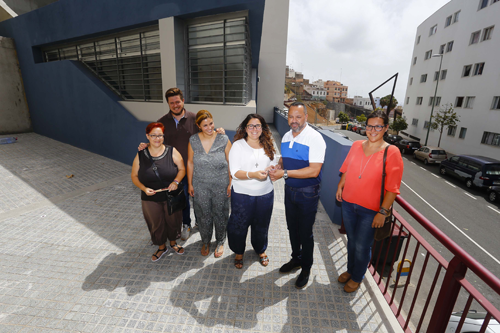 El concejal de Cohesión Social, Jacinto Ortega, durante la entrega de las llaves del inmueble a la organización social Main